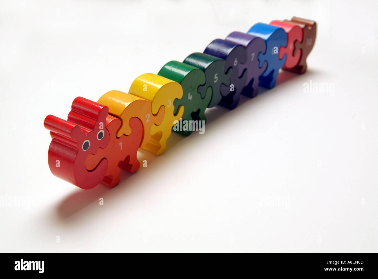 Enfants multicolores caterpillar jigsaw comptage Banque D'Images