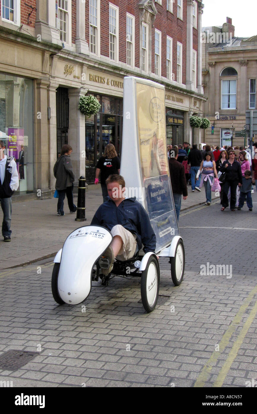 Quatre roues de vélo dans la publicité promotionnelle York Yorkshire Angleterre Angleterre Europe Banque D'Images