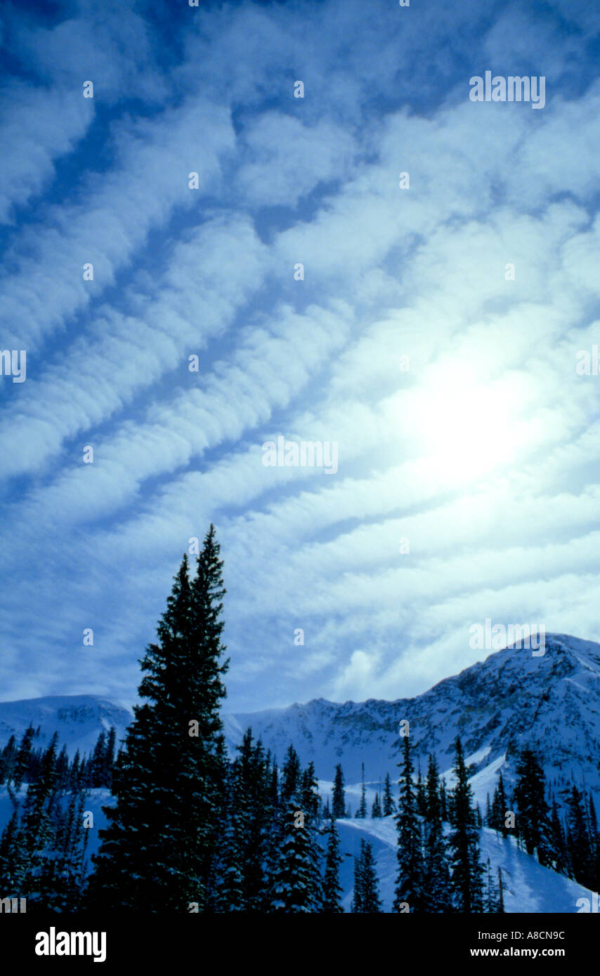 Des nuages spectaculaires dans un ciel d'hiver au cours de l'Utah connu sous le nom de nuages Altocumulus Undulatus Banque D'Images