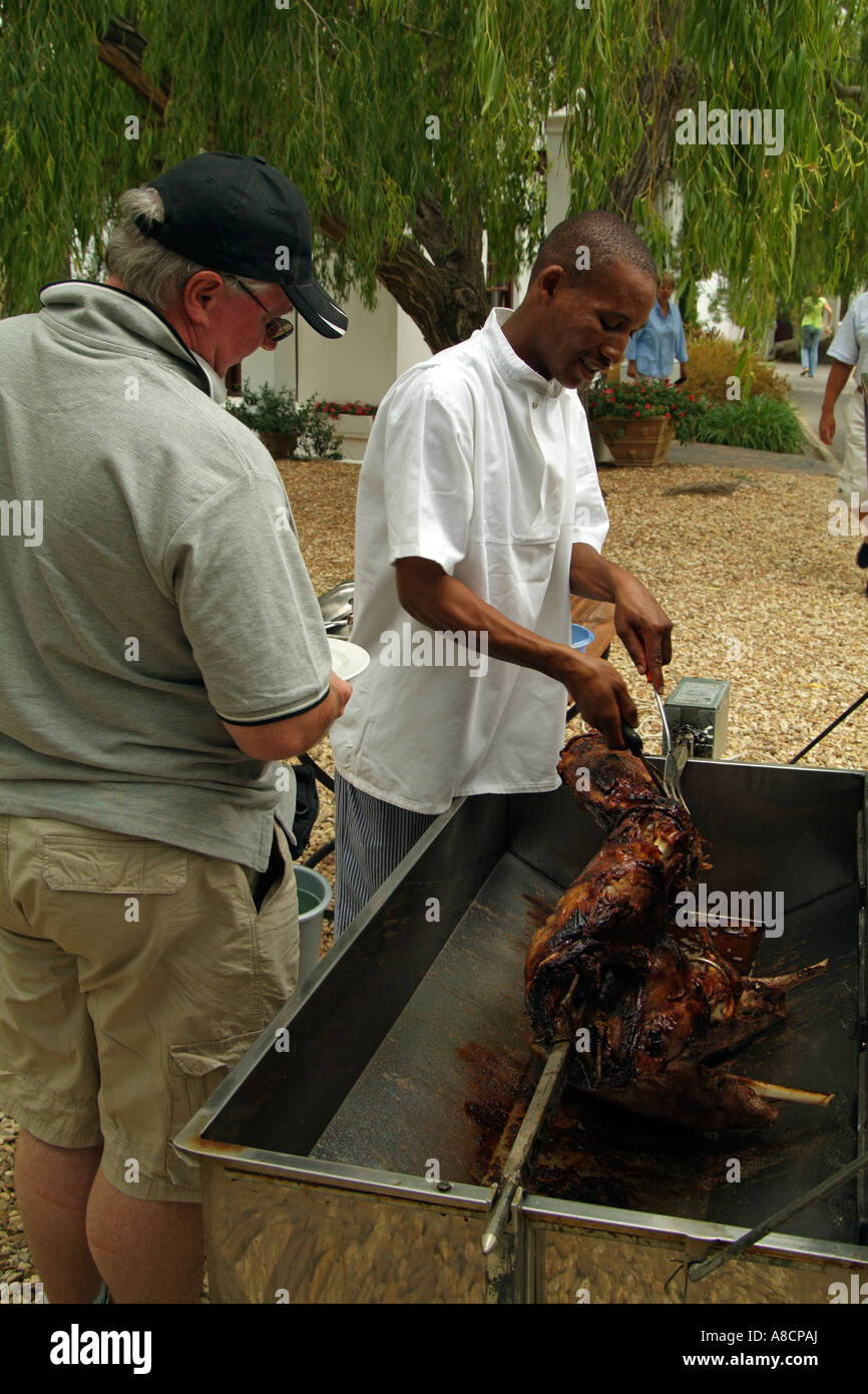L'agneau du Karoo la cuisson à la broche de manger en plein air à  l'Backsberg Estate Vin Afrique du Sud Photo Stock - Alamy