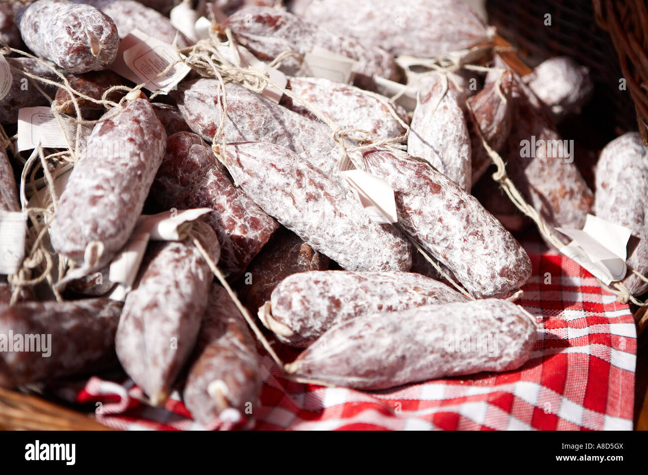 La pancetta en rouleaux pour la vente à un marché continental Banque D'Images