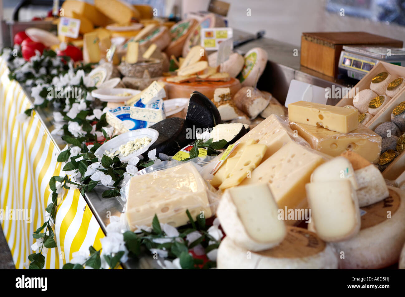 Fromage Fins français à la vente à un marché continental Banque D'Images