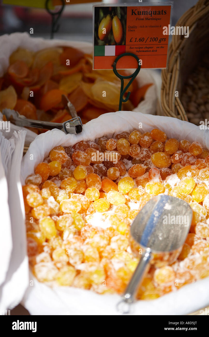 Le kumquat italien en sucre pour la vente à un marché continental Banque D'Images