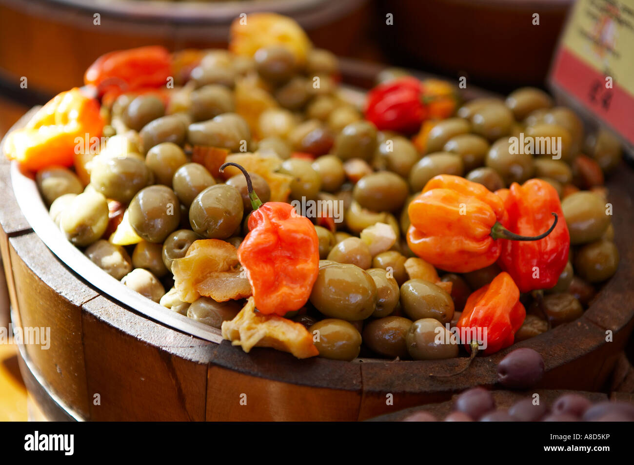 Olives et poivrons français à la vente à un marché continental Banque D'Images