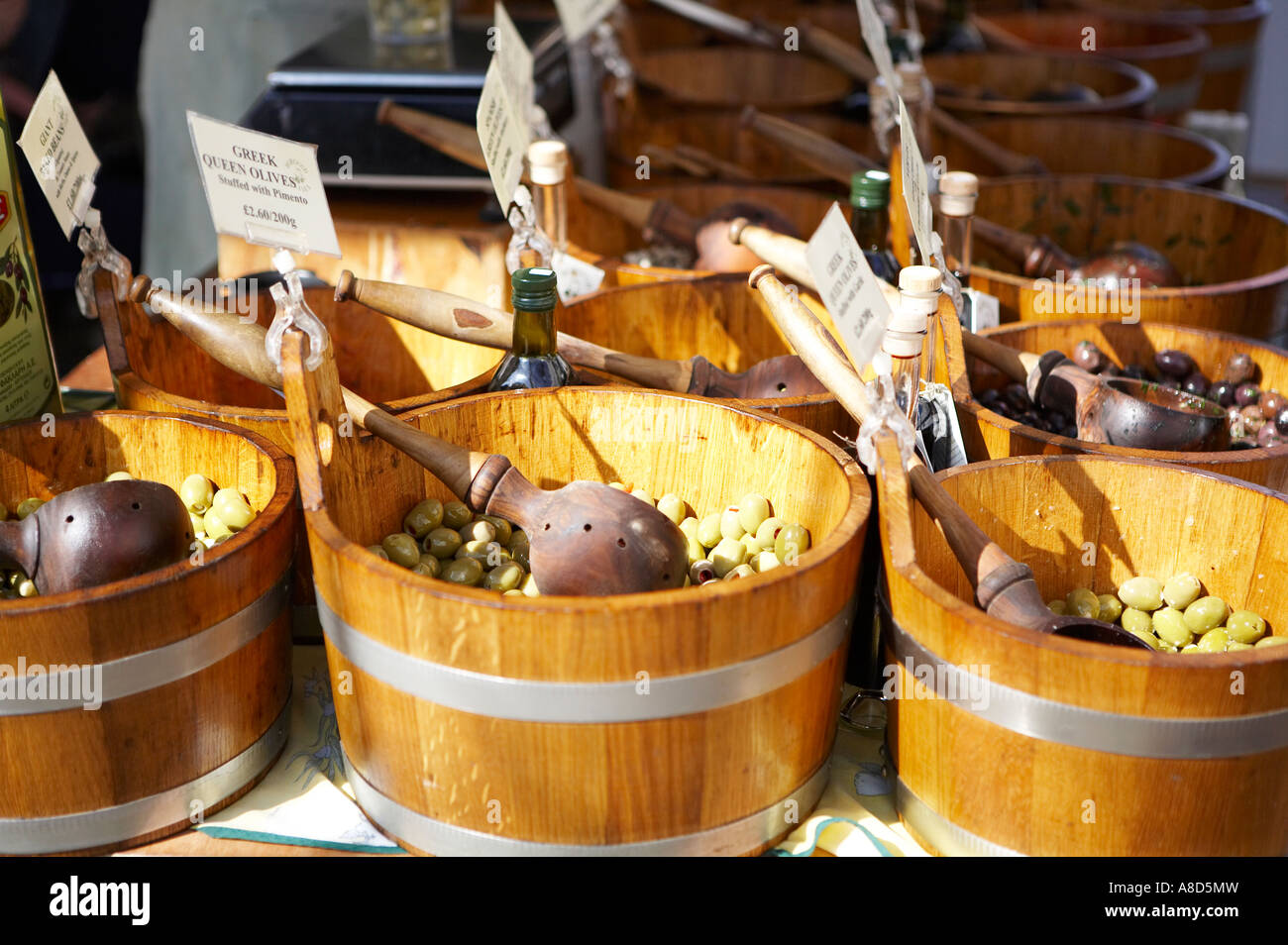 Olives grecques à vendre à un marché continental Banque D'Images