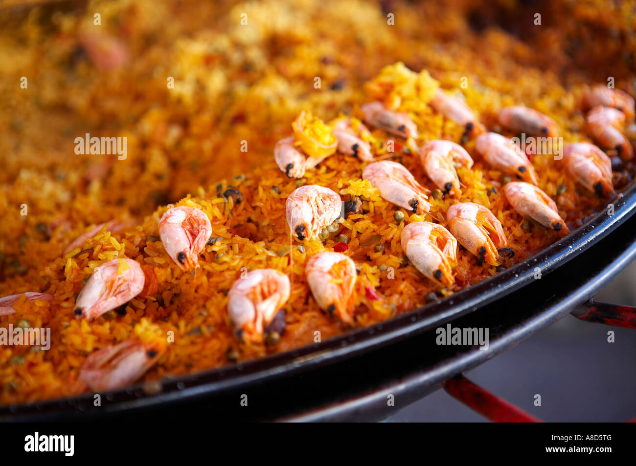 La Paella espagnole traditionnelle et des fruits de mer à vendre à un marché continental Banque D'Images