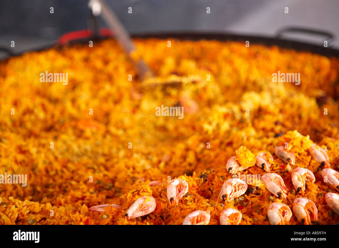 La Paella espagnole traditionnelle et des fruits de mer à vendre à un marché continental Banque D'Images