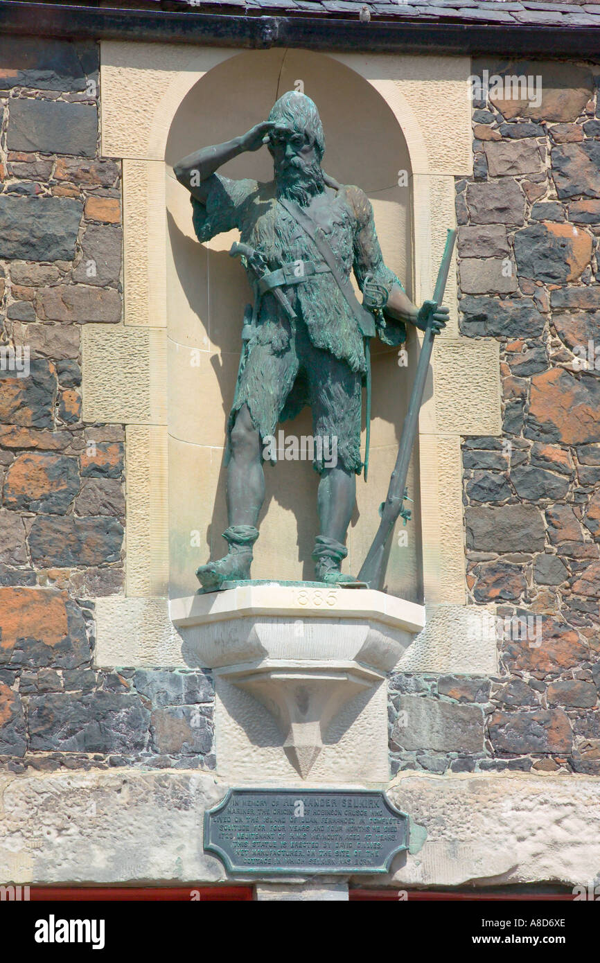 Statue sur la chambre à moindre Largo, East Neuk, en Ecosse, où Alexander Selkirk est né. Banque D'Images