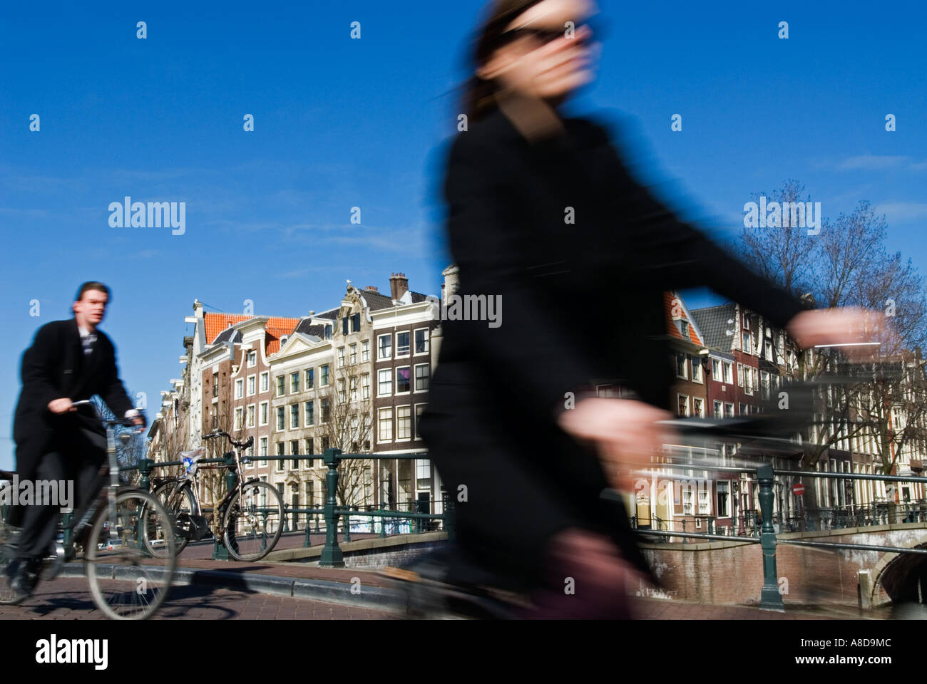 Les cyclistes à côté de canal dans le centre d'Amsterdam aux Pays-Bas Banque D'Images