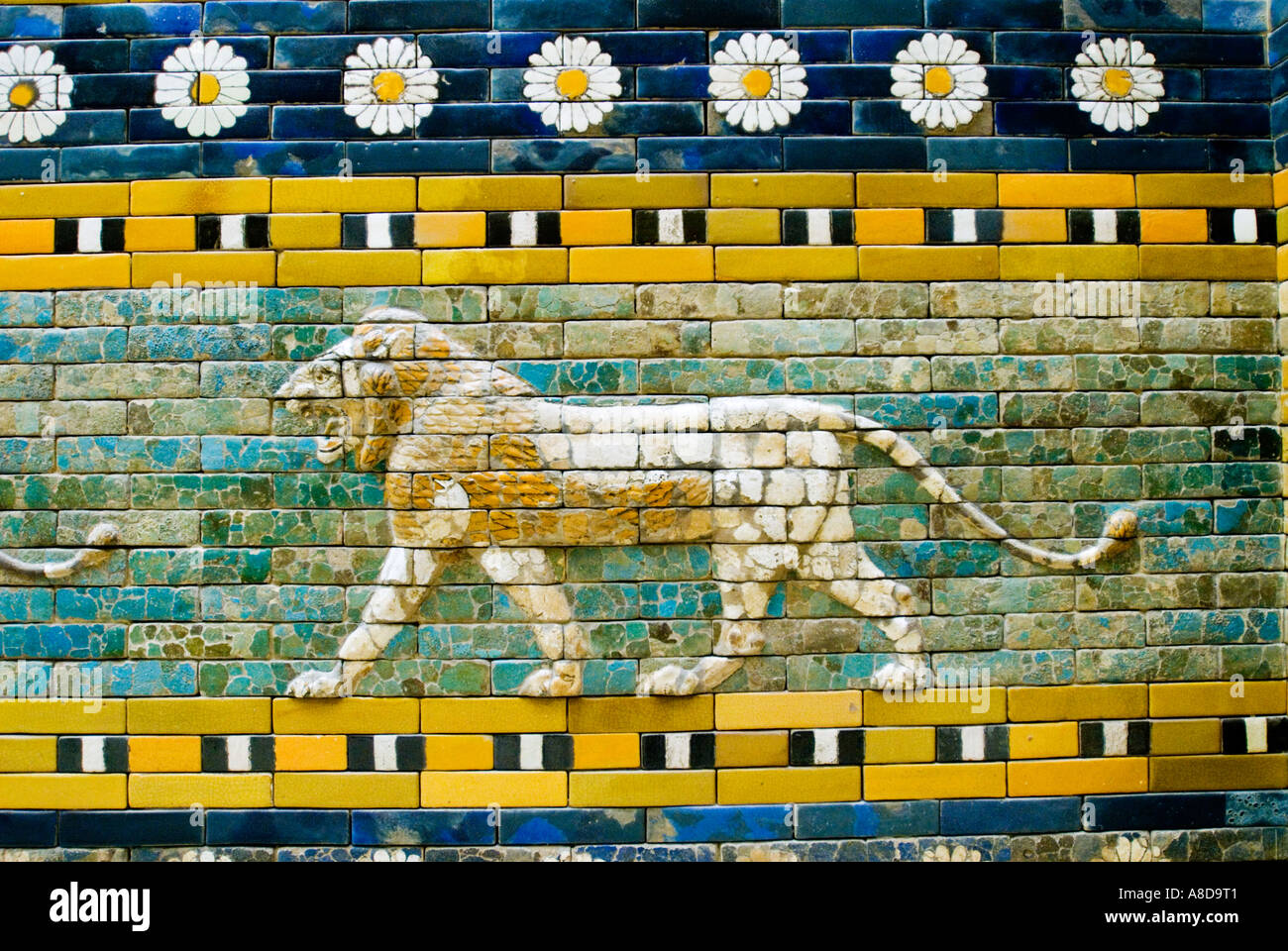Voie processionnelle avec mosaïques lion sacré menant à la porte d'Ishtar à Babylone à l'intérieur de Musée de Pergame Berlin Banque D'Images