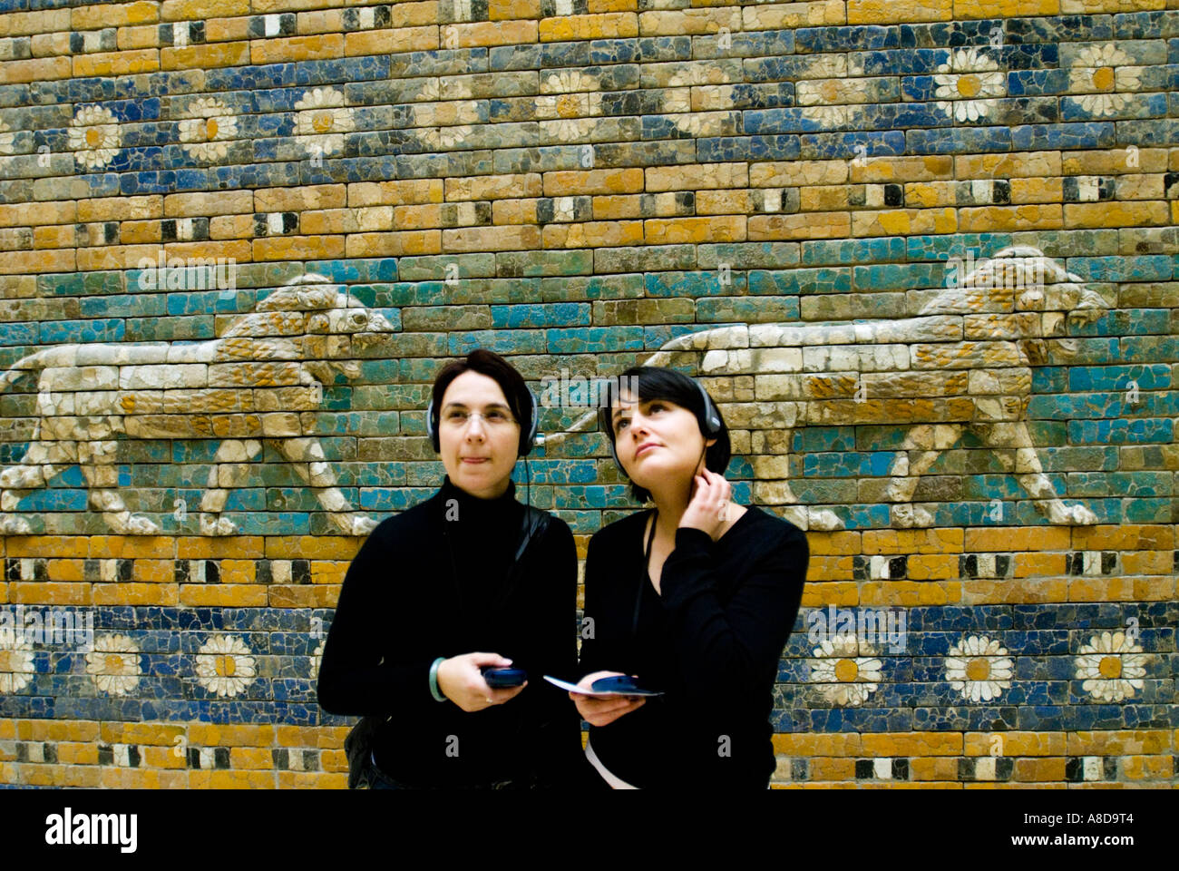Voie processionnelle avec mosaïques lion sacré menant à la porte d'Ishtar à Babylone à l'intérieur de Musée de Pergame Berlin Banque D'Images