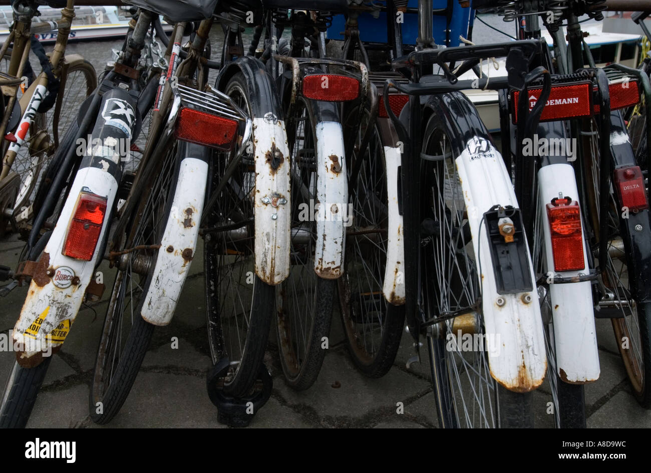 Détail de nombreux vélos stationnés dans le centre de Amsterdam Pays-Bas Banque D'Images