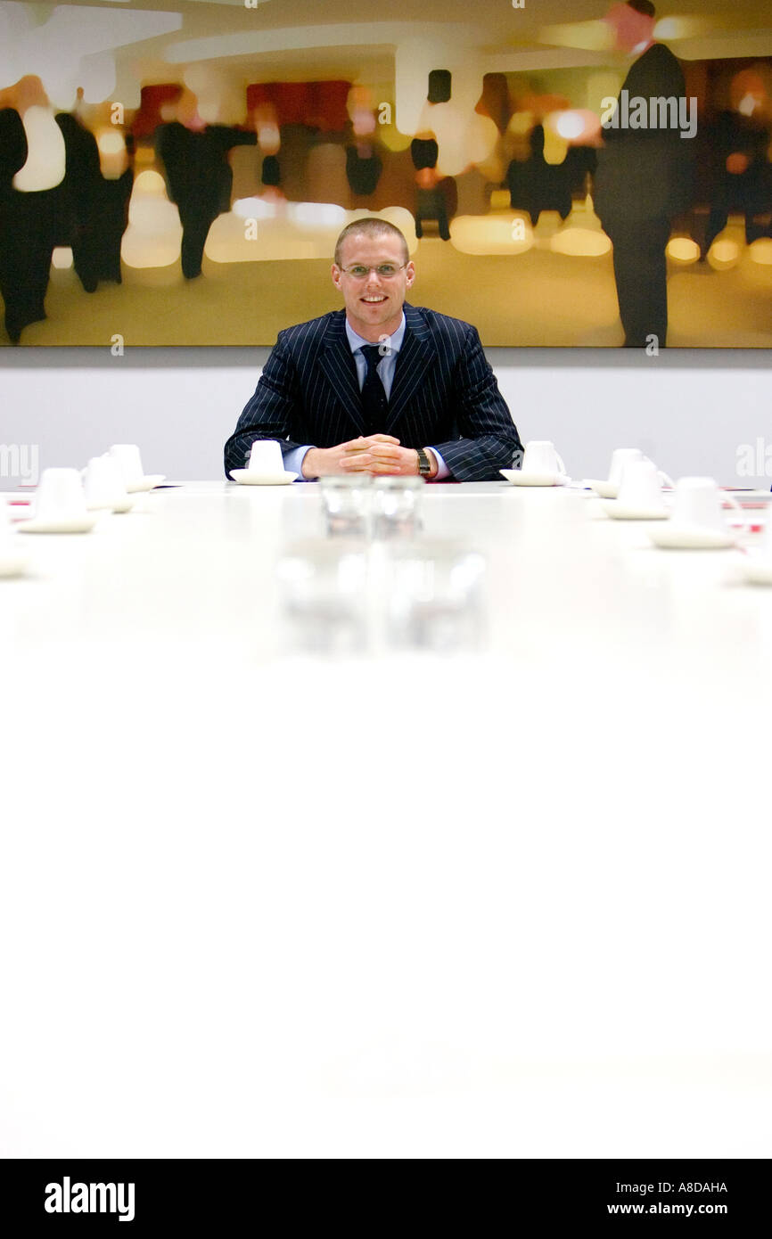 Businessman posing pour une séance photo dans la salle de bureau Banque D'Images