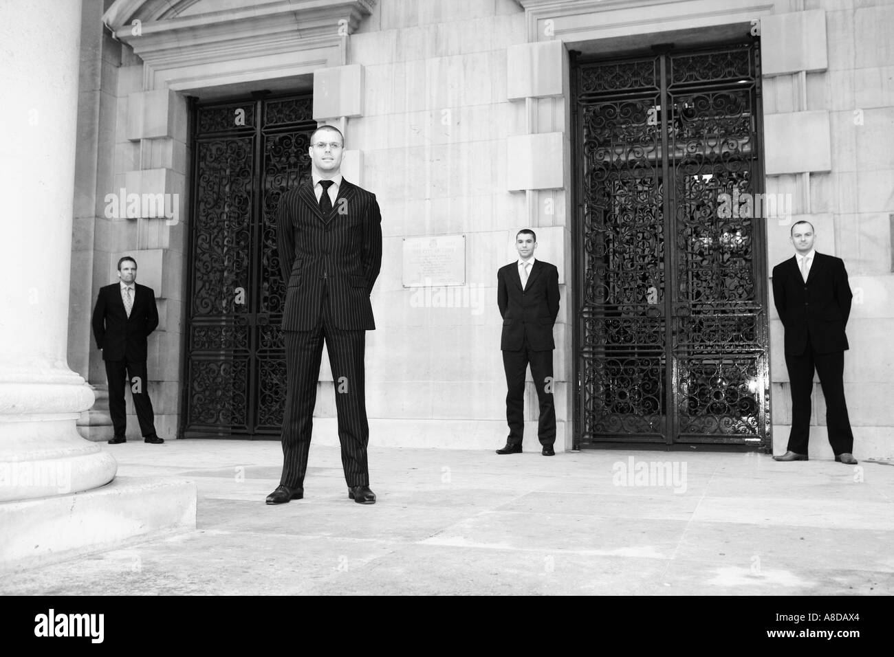 4 Quatre hommes d'posing in Leeds millénaire carré pour un photoshoot commercial Banque D'Images