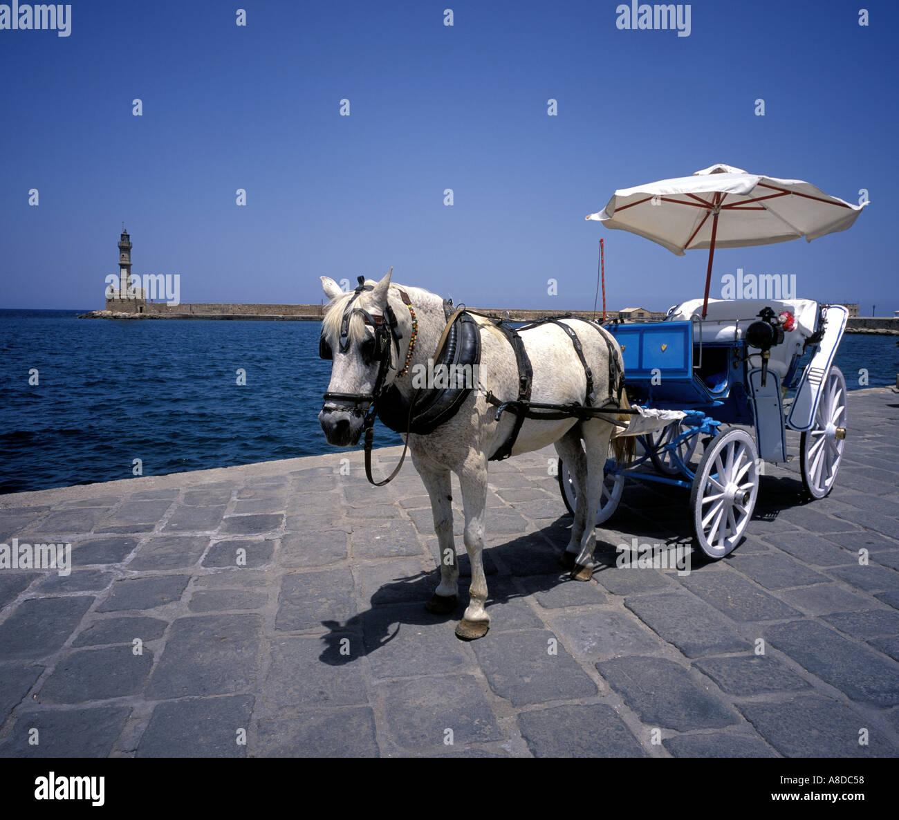 Cheval et panier dans le Port de Chania en Crète Banque D'Images