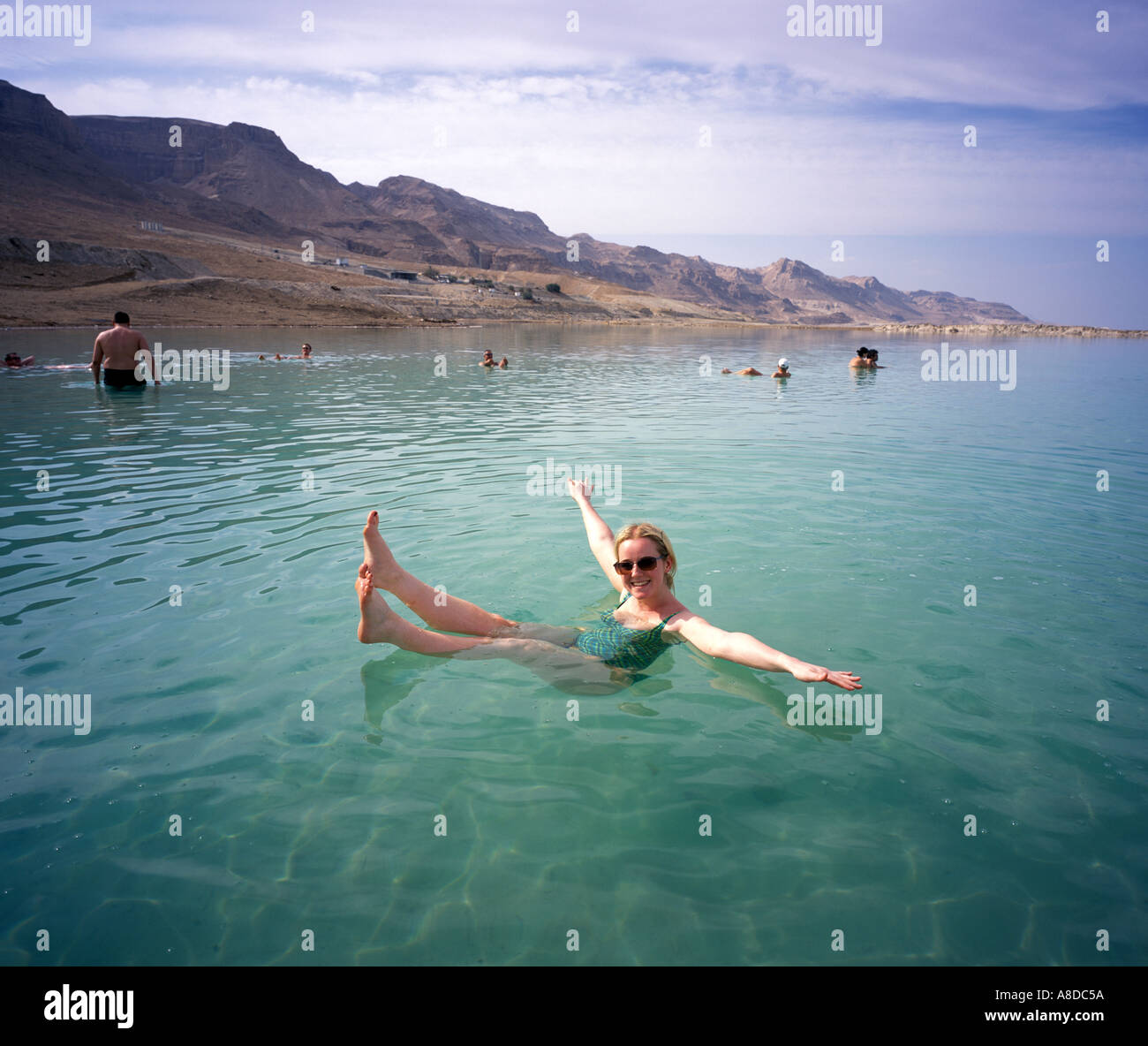 Une fille flotte dans la mer Morte Israël Banque D'Images
