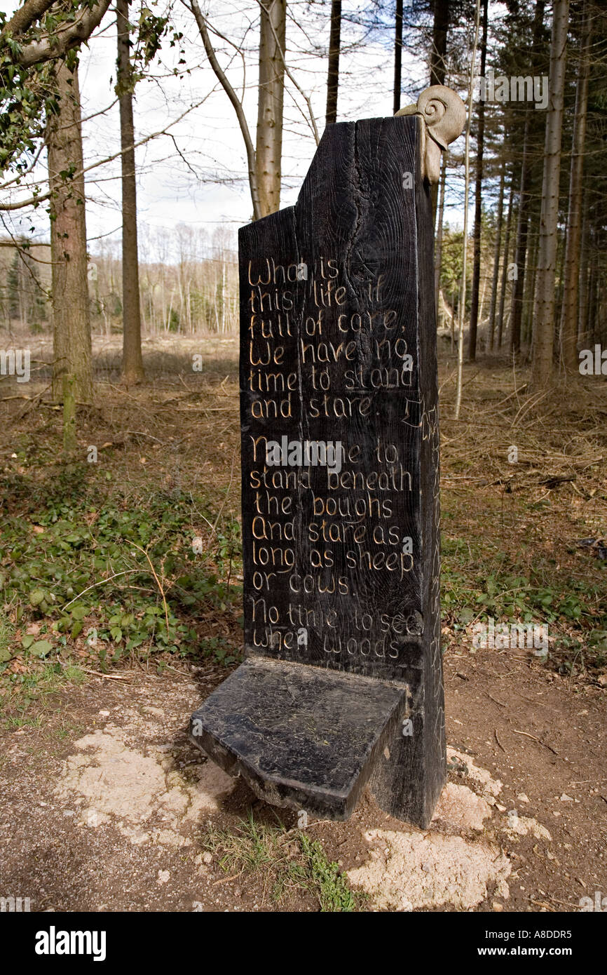 Siège haut dossier sculpté avec poème sur le sentier littéraire à Goytre Wharf Monmouthshire et Brecon Canal Wales UK Banque D'Images