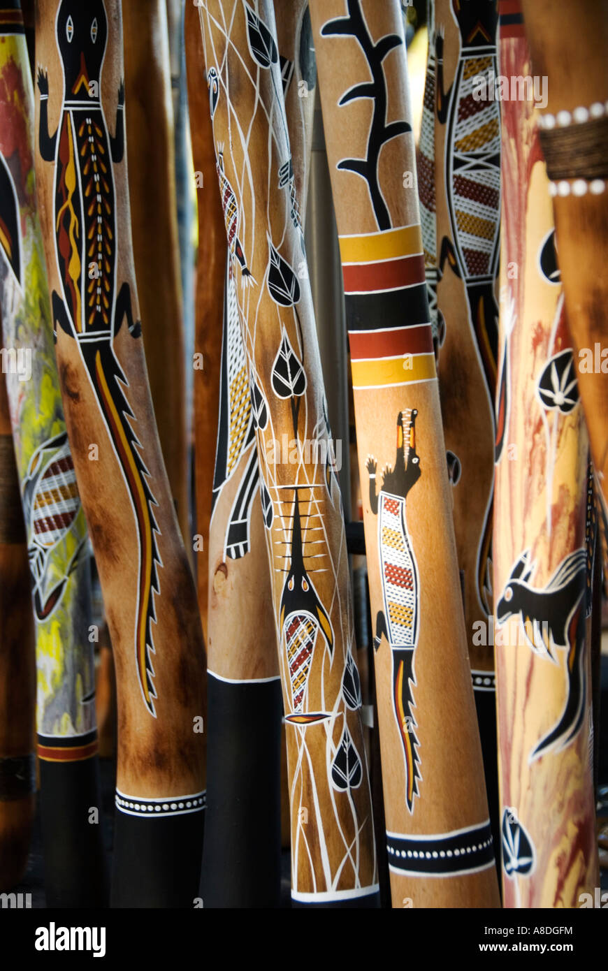 Digeridoos colorés à vendre à Mindil Beach Sunset market dans les Territoires du Nord Darwin Australie 2007 Banque D'Images