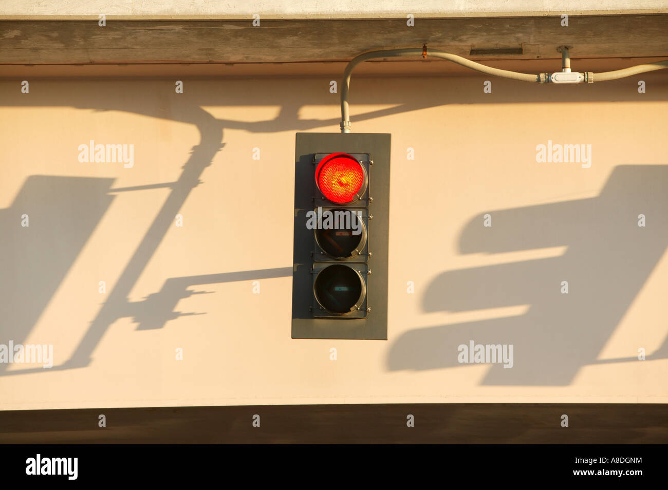 Signal rouge lumière et d'ombre sur le pont Banque D'Images