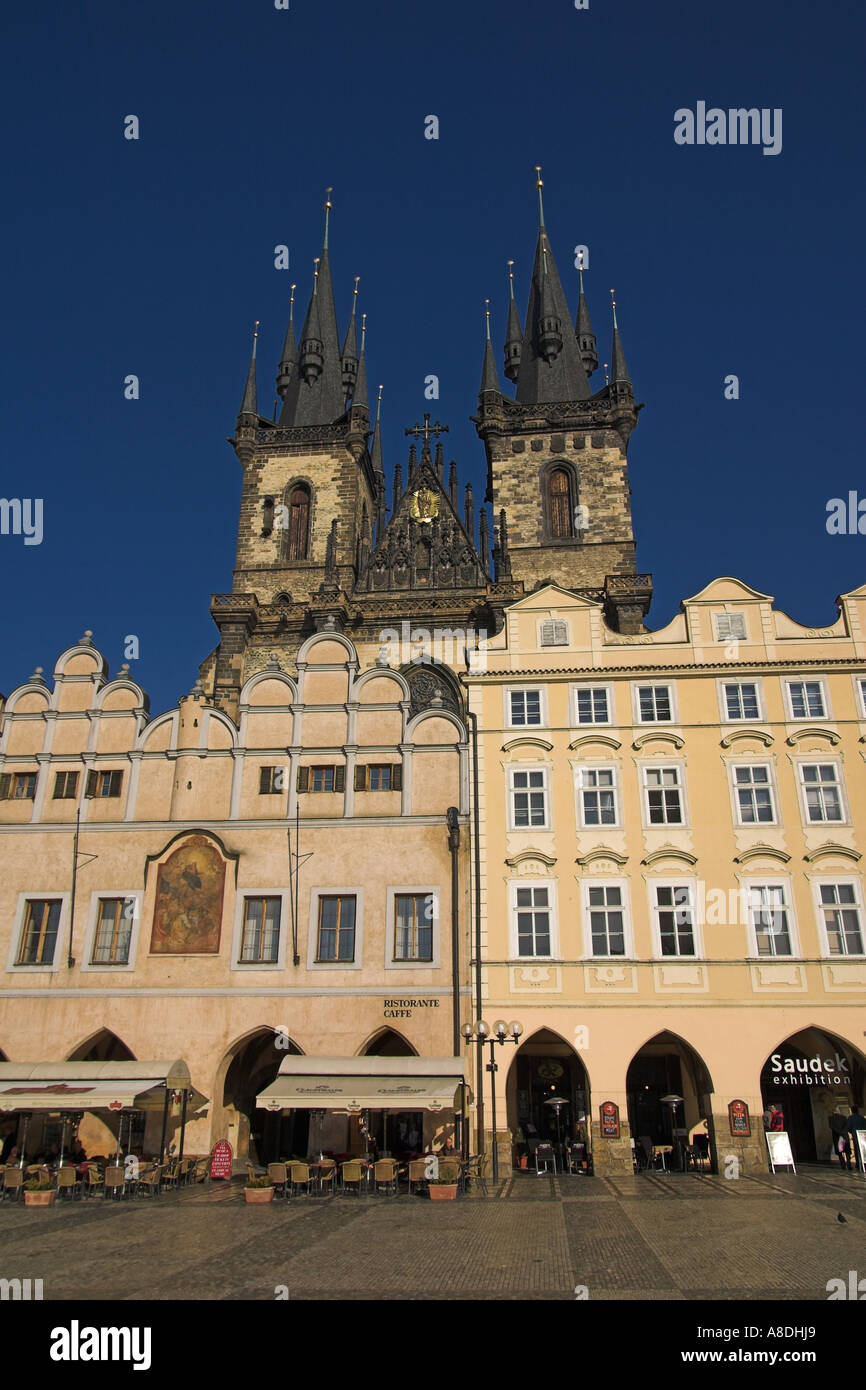 Place de la vieille ville de Prague, avec l'église de Notre-Dame de Tyn. Banque D'Images