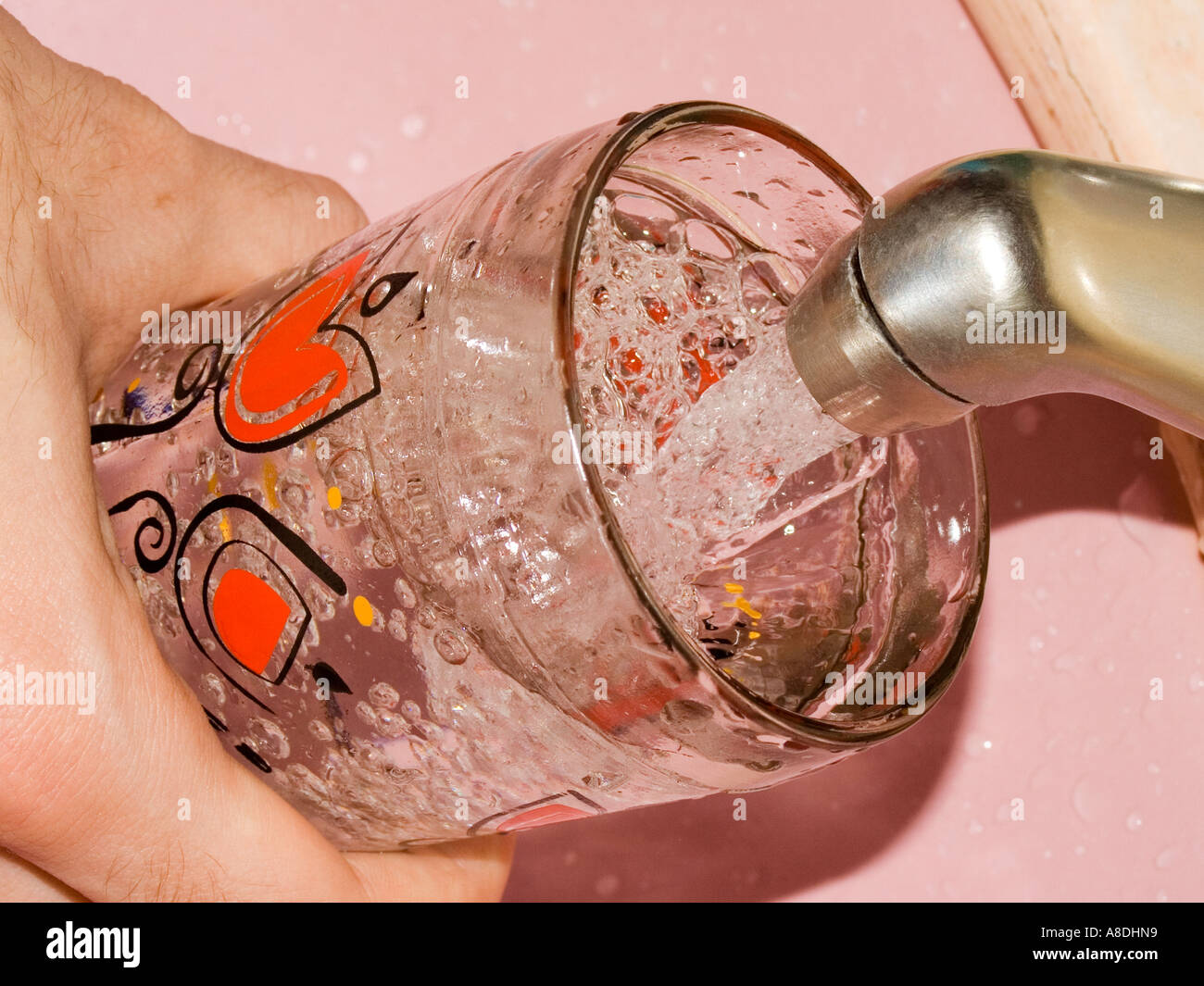 L'eau courante dans un verre d'un robinet Banque D'Images