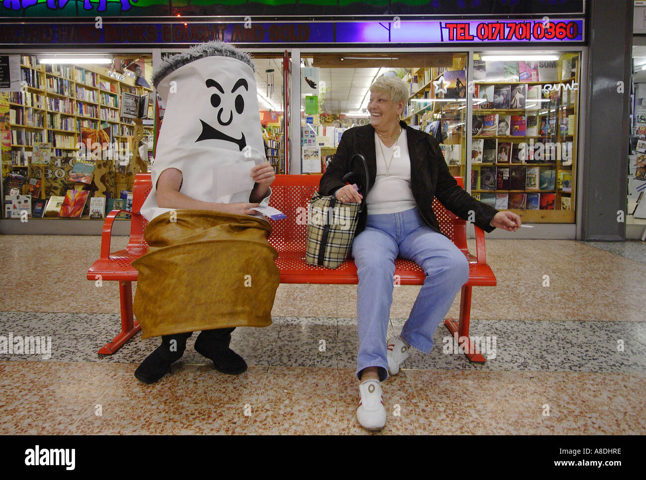 Une femme parle à un militant anti-tabac dans un centre commercial de Londres. Banque D'Images