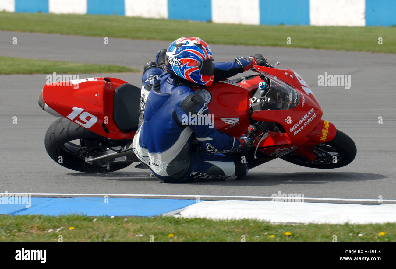 Un motocycliste s'écrase alors que les VIRAGES À UNE JOURNÉE CIRCUIT MOTO À L'ÉVÉNEMENT DU CIRCUIT DE COURSE DE Donington Park, Angleterre, Royaume-Uni. Banque D'Images