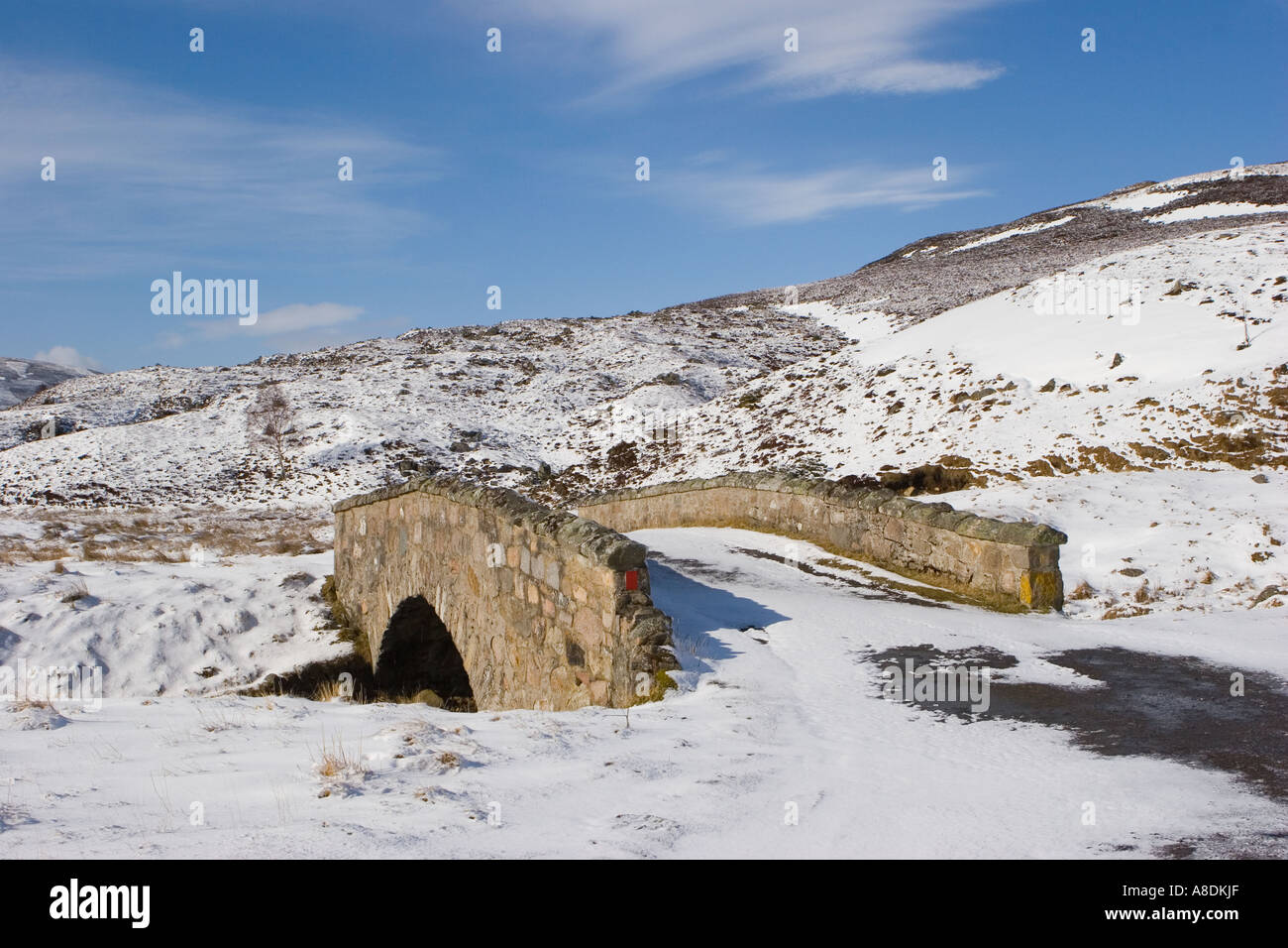Scène d'hiver écossaise - petit pont en pierre ancienne sur la route Gairnshiel route militaire Highlands sur la route de Cockbridge, Écosse, Royaume-Uni Banque D'Images
