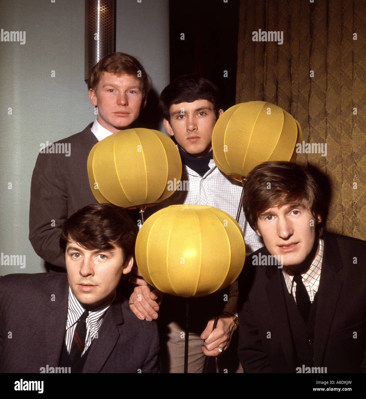 - Les chercheurs du groupe pop britannique en 1965 dans le sens horaire à partir du haut à gauche John McNally, Frank Allen, Chris Curtis et Mike Pender Banque D'Images