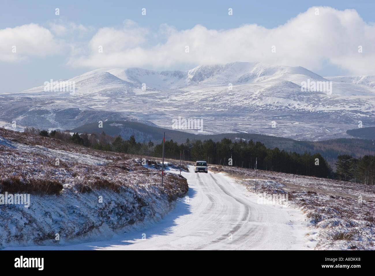 Chaîne de montagnes de Lochnagar Parc national de Cairngorms. Route enneigée d'hiver vers les collines, domaine de Balmoral, Royal Deeside, Écosse, Royaume-Uni Banque D'Images