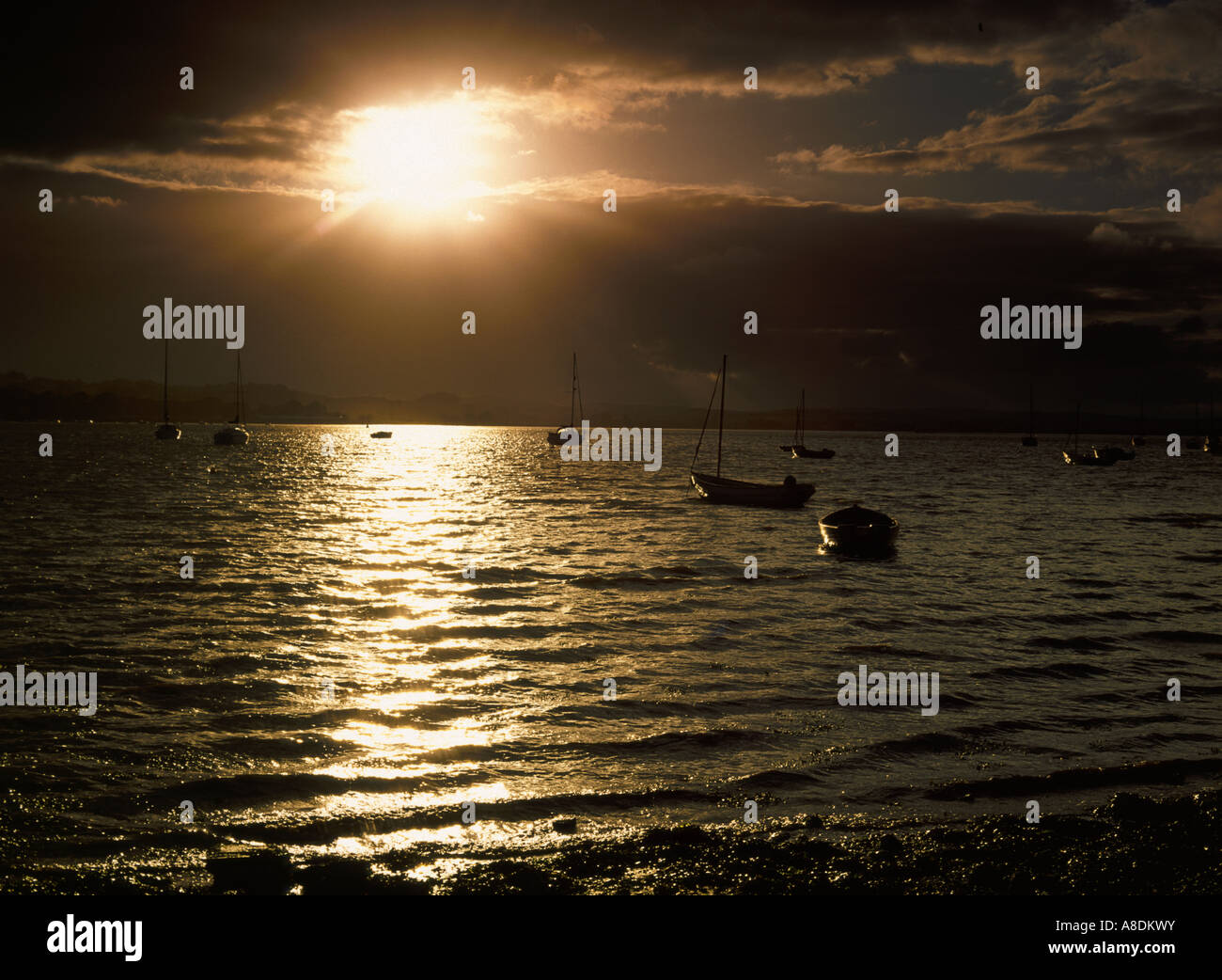 Stormy coucher sur l'estuaire à Lympstone Exe, Devon, Angleterre Banque D'Images