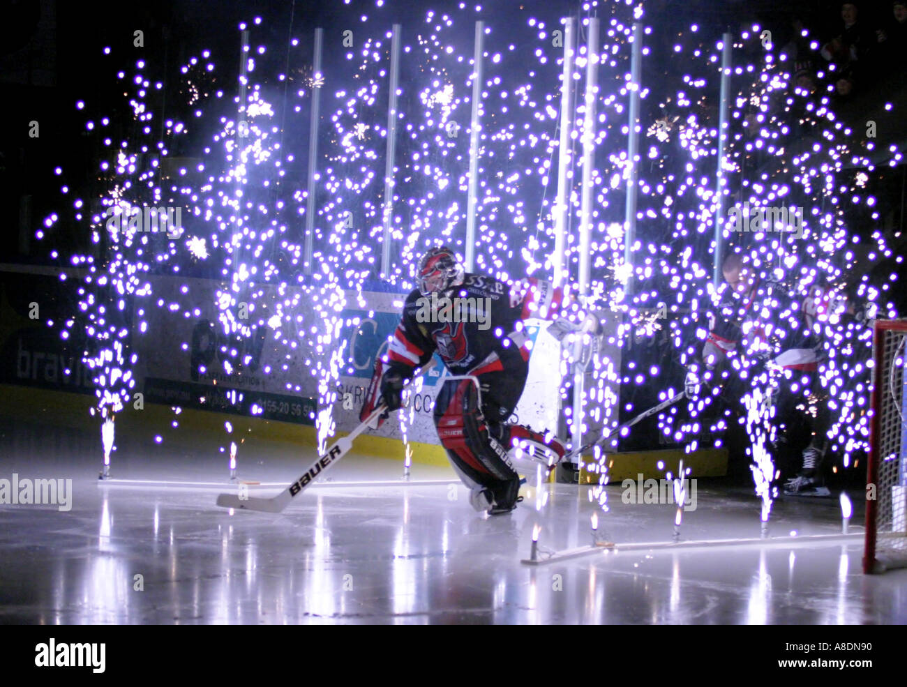 Gardien de but de hockey sur glace de Hockey Nyköpings Johan Asplund en entrant la glace grâce d'artifice Banque D'Images