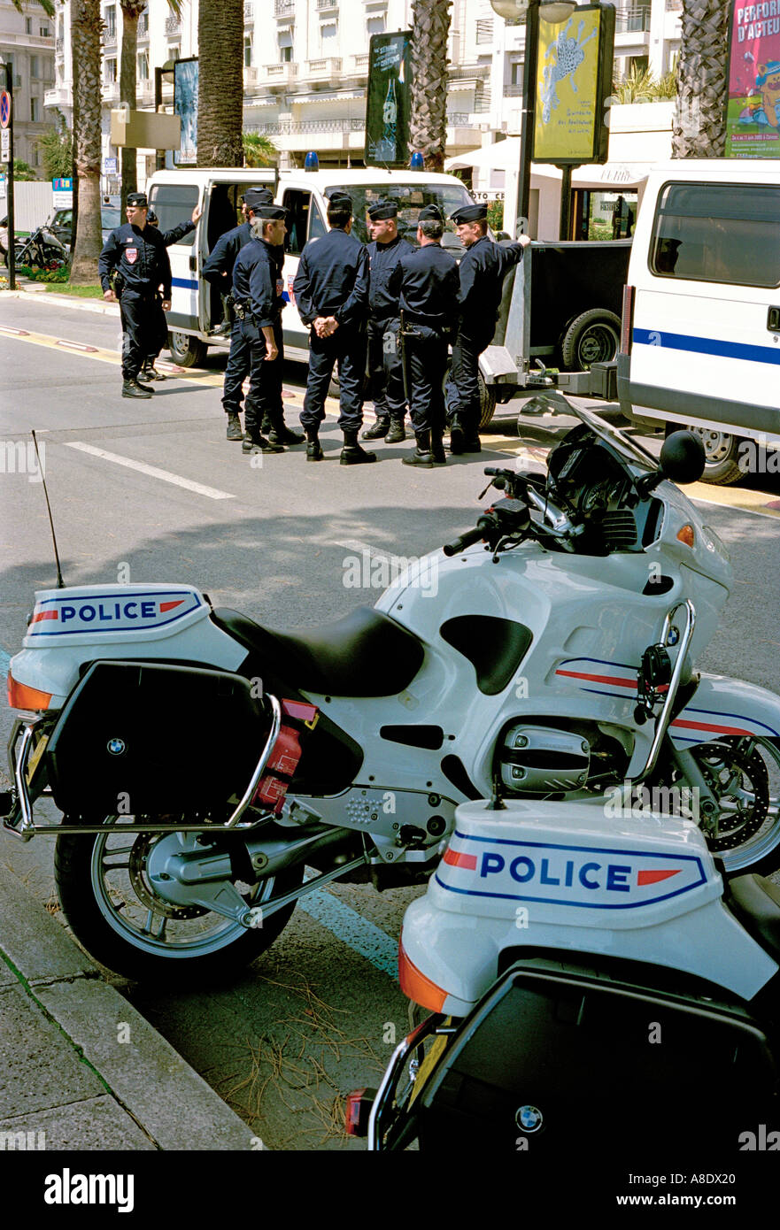 Une réunion de la police sur la Croisette au Festival de Cannes Banque D'Images