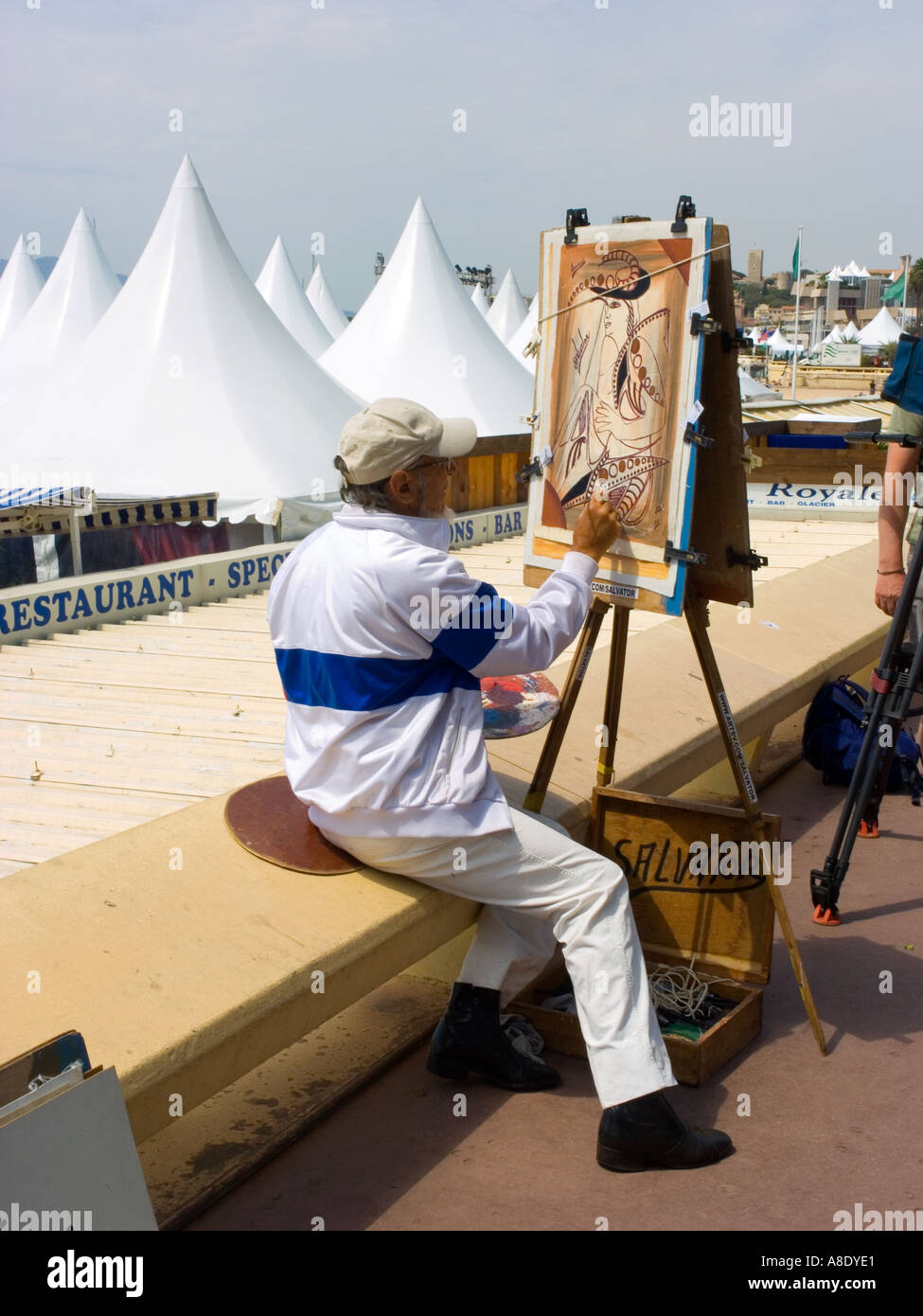 Peinture d'un artiste sur la Croisette de Cannes sur la Côte d'Azur France pendant le festival du film Banque D'Images