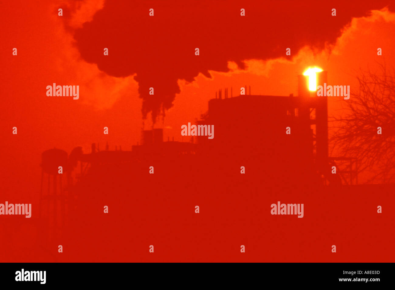 La production industrielle de l'usine d'alimentation électrique au coucher du soleil Banque D'Images