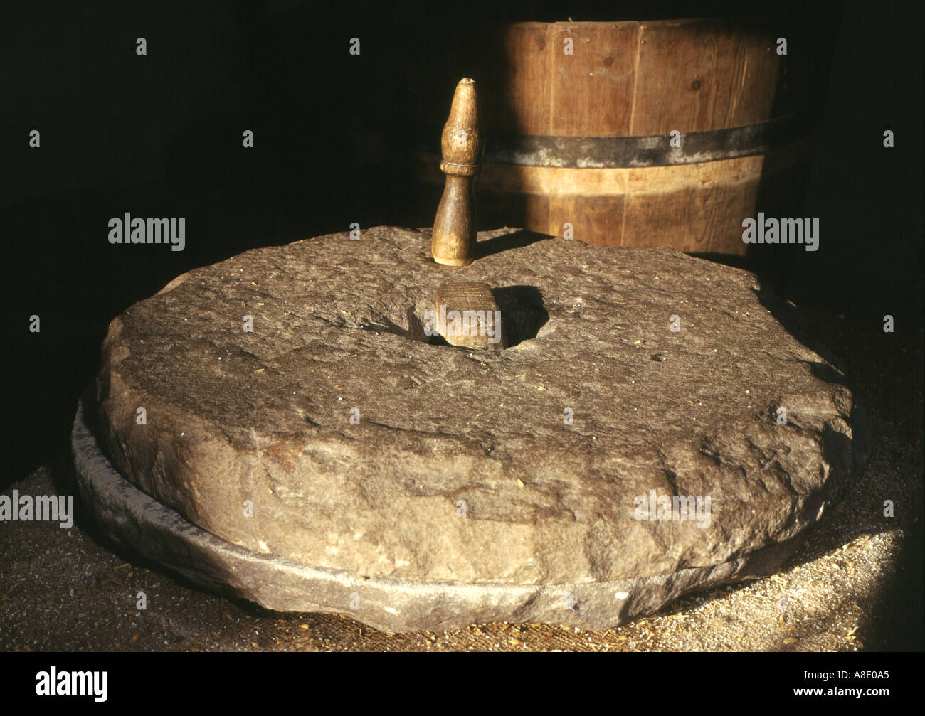 musée de la ferme DE LA FERME CORRIGALL ORKNEY broyeur de maïs traditionnel quernstone moulin à main pierre pierres de la poupe meuler le grain de la roue dans la farine Banque D'Images