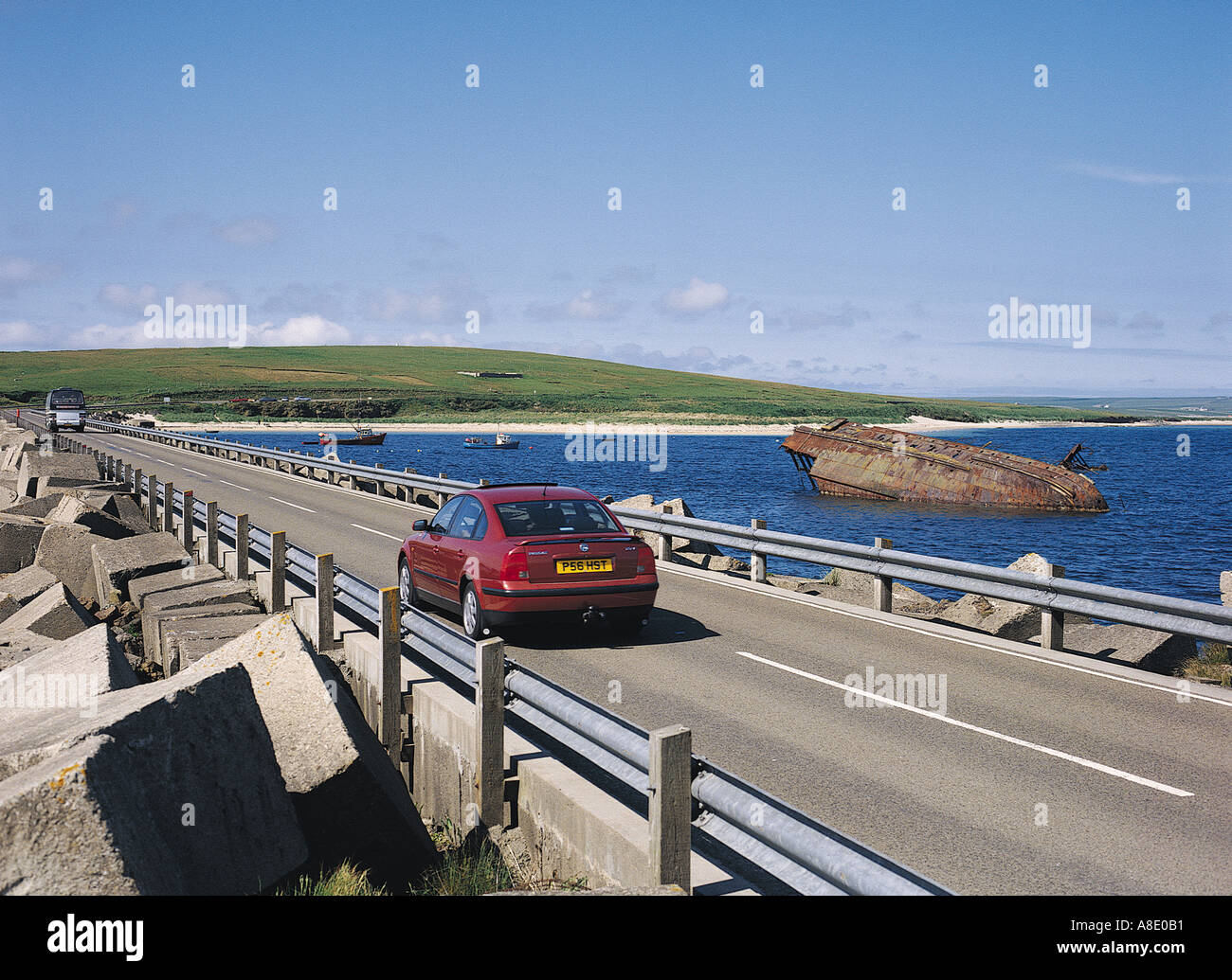dh 3e barrière de Churchill BARRIÈRES DE CHURCHILL ORKNEY voiture sur route de causeway navire de guerre touristes moteur touristique scapa flow écosse historique Banque D'Images