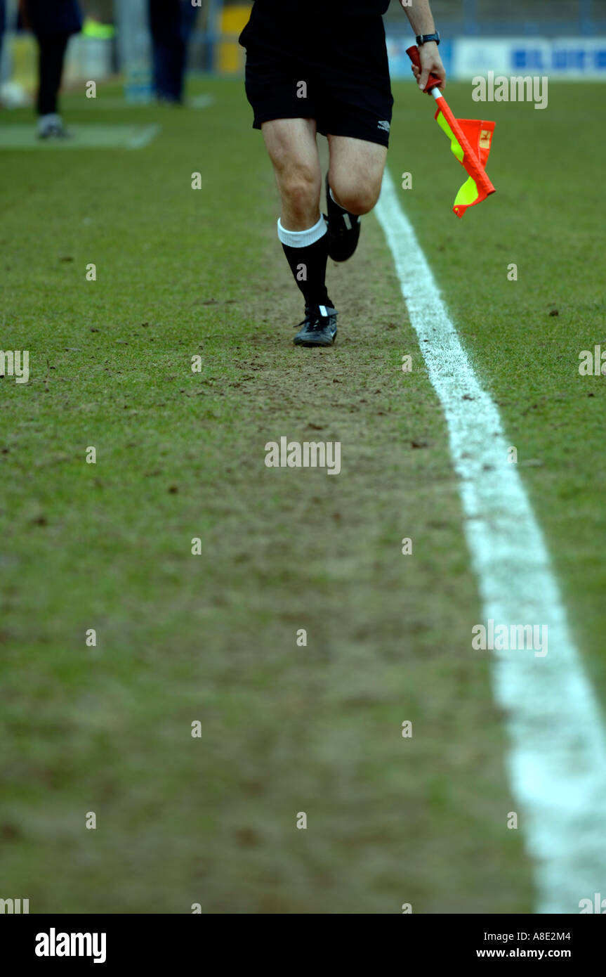 Juge de ligne lors d'un match de football Angleterre UK Banque D'Images