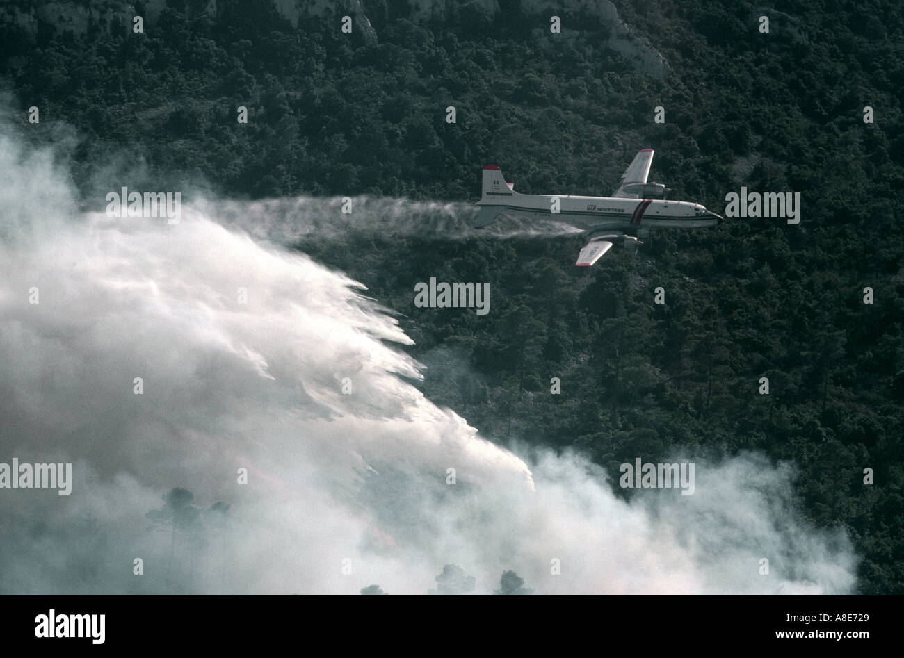 Vue aérienne d'un Douglas DC-6B avion bombardier d'eau de lutte contre l'abandon de l'eau sur un incendie de forêt incendie, fumée, Provence, France, Europe, Banque D'Images