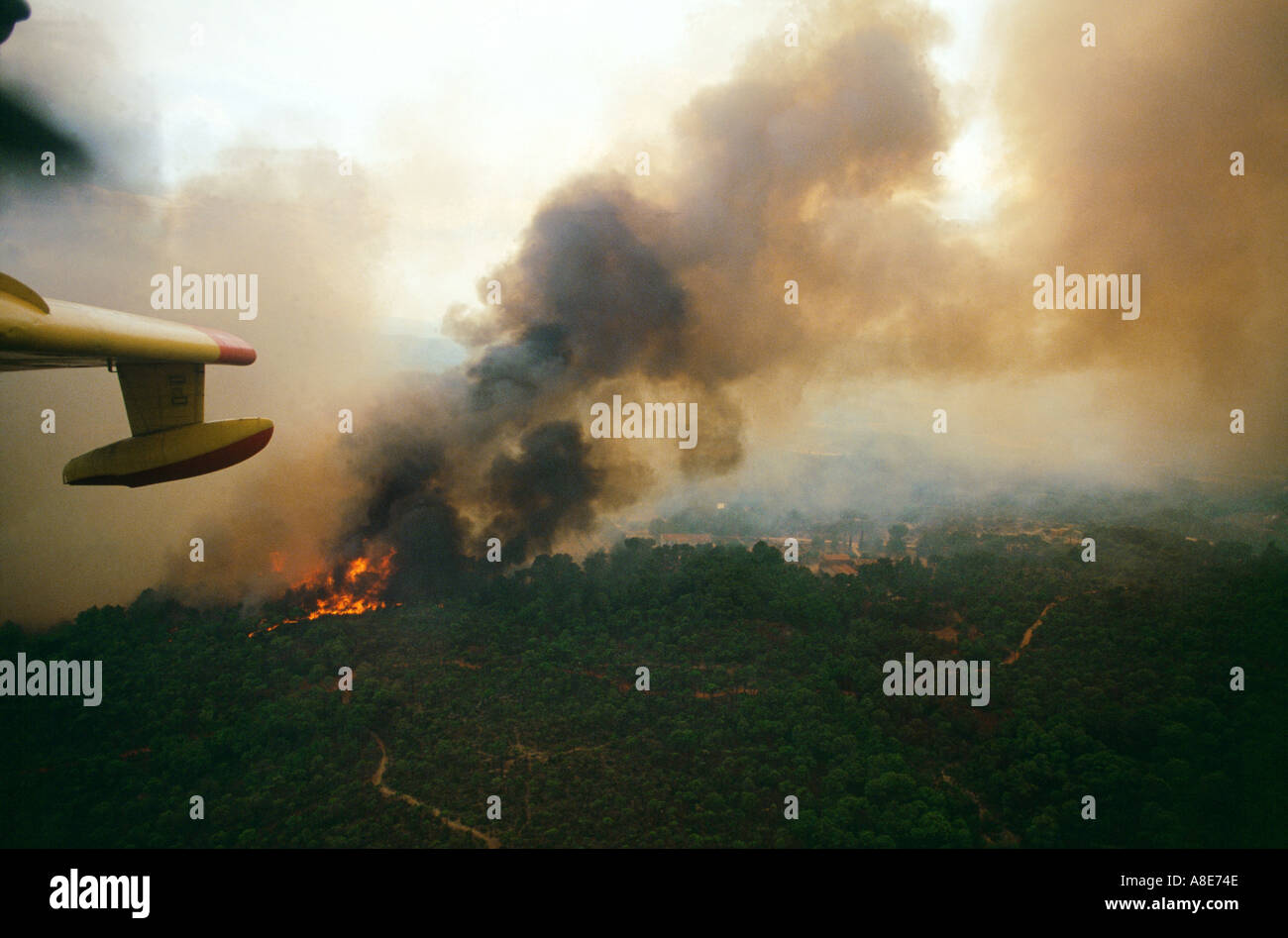 Vue aérienne d'un incendie de forêt menace les maisons, les flammes et la fumée des incendies de forêt, au crépuscule, Var, Provence, France, Europe, Banque D'Images