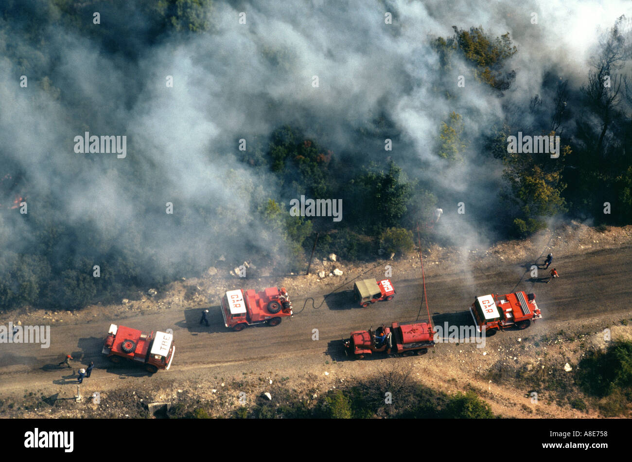 Vue aérienne de pompiers et des camions de combattre un feu, la fumée des incendies de forêt, chemin de terre, Provence, France, Europe, Banque D'Images