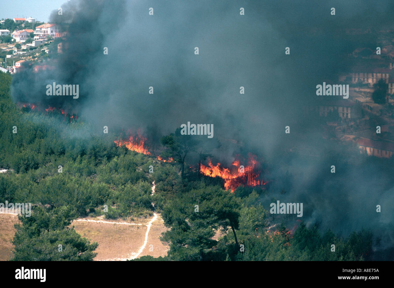 Vue aérienne d'un incendie, les flammes, les incendies de forêt de la fumée noire, menaçant les bâtiments de la ville, Bouches-du-Rhône, Provence, France, Europe, Banque D'Images