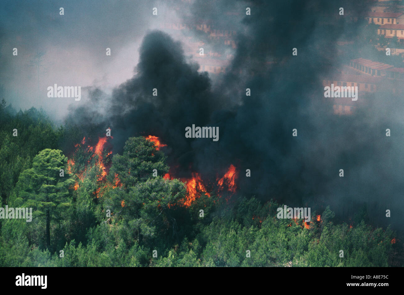 Vue aérienne d'un incendie, les flammes, les incendies de forêt de la fumée noire, maisons de ville menaçant, Bouches-du-Rhône, Provence, France, Europe, Banque D'Images