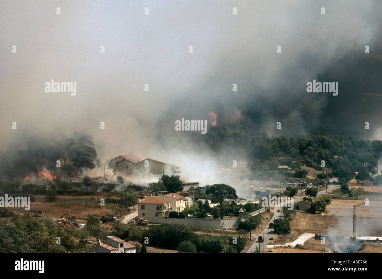 Vue aérienne d'un incendie de maisons menaçant, les flammes, la fumée provenant des feux de forêt, Provence, France, Europe, Banque D'Images