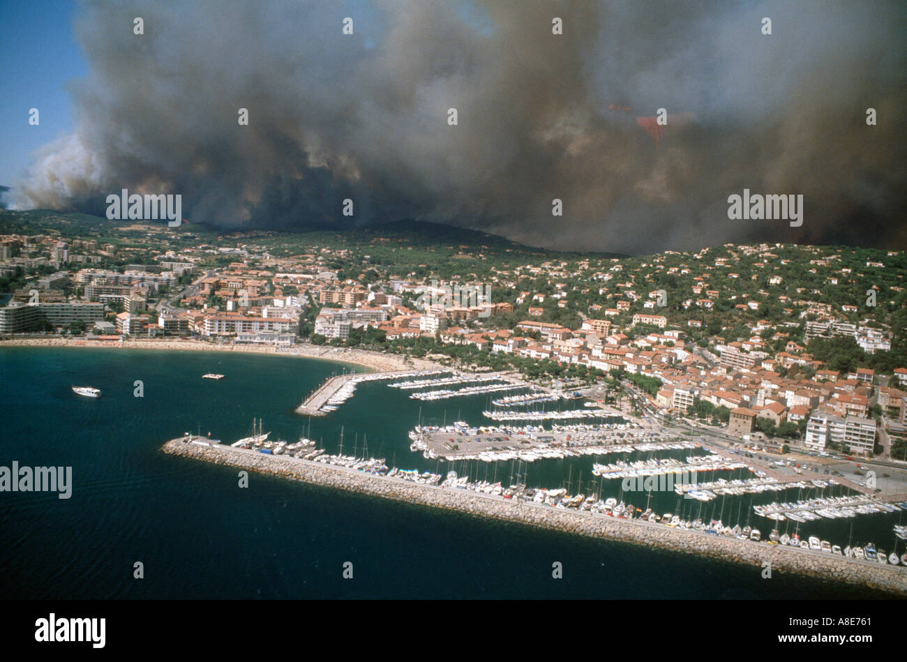 Vue aérienne de la baie de Sainte-Maxime avec port et la ville, forêt sur pied, des nuages de fumée des incendies de forêt, Var, Provence, France, Europe, Banque D'Images