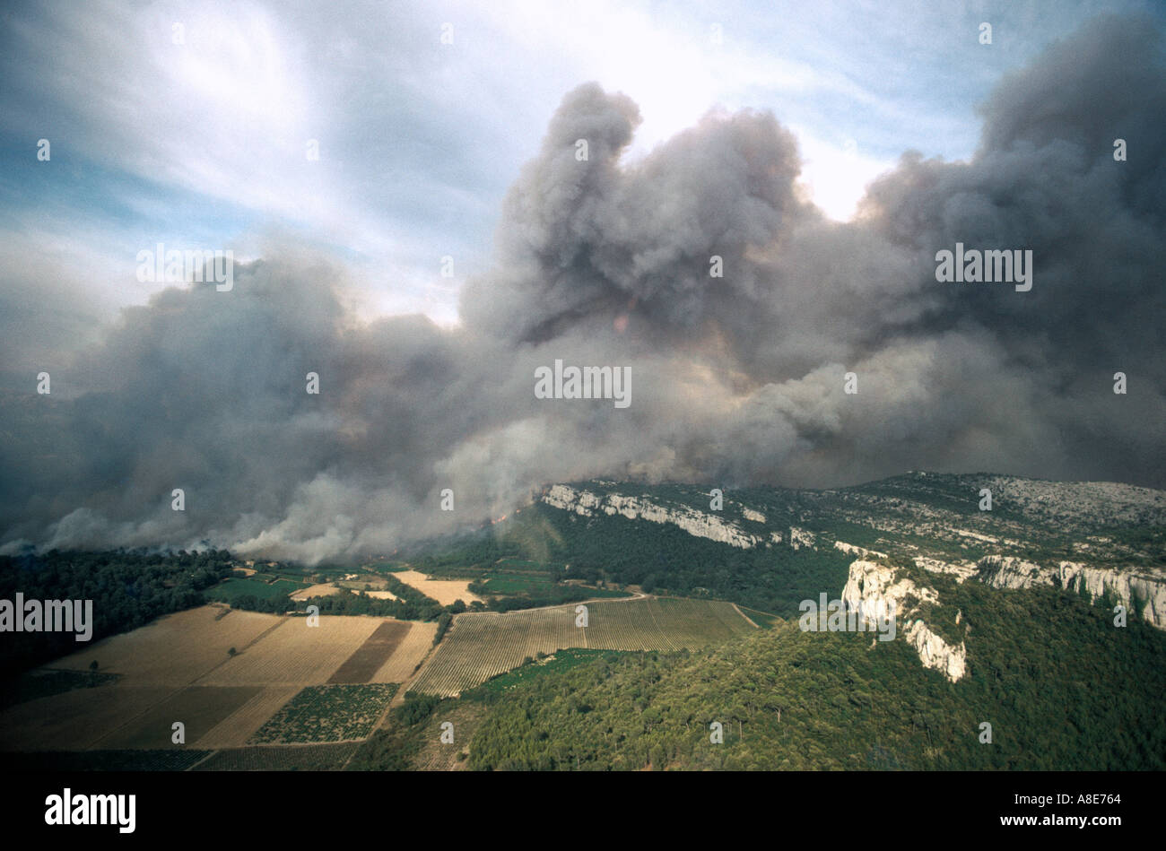 Vue aérienne d'un nuage de fumée dense forêt, champs, falaises, Provence, France, Europe, Banque D'Images