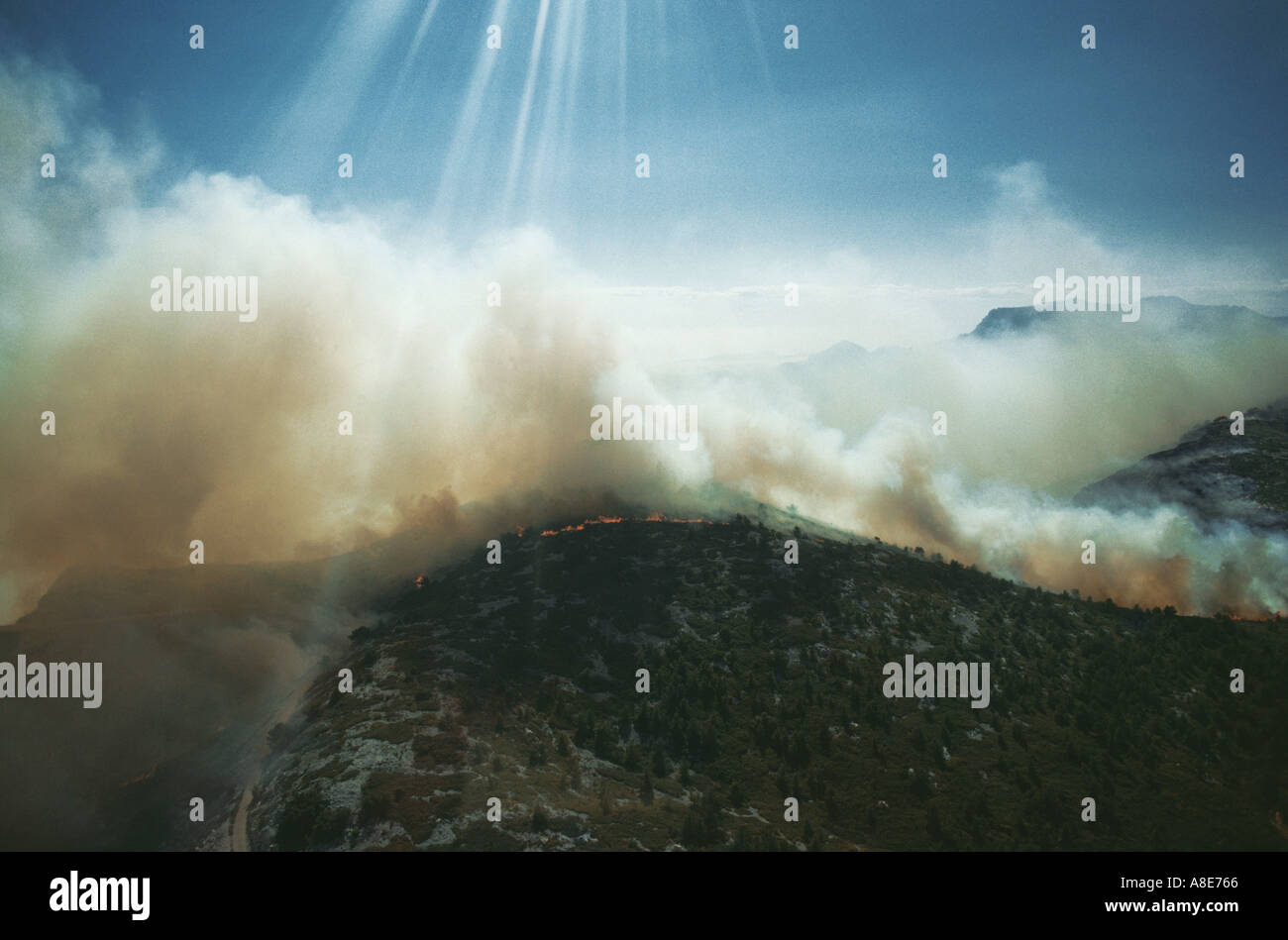 Vue aérienne d'une forêt et d'une traînée de fumée dense, Provence, France, Europe, Banque D'Images