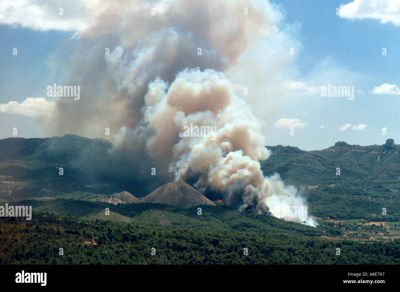 Vue aérienne d'un panache de fumée, feux de forêts, collines, Provence, France, Europe, Banque D'Images