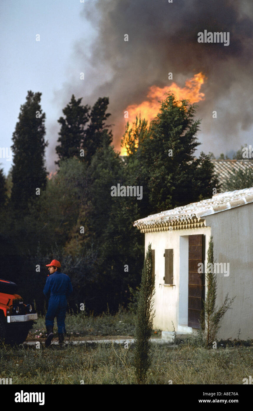 Menaçant de forêt une maison, pompier, les flammes, la fumée provenant des feux de forêt, Vaucluse, Provence, France, Europe, Banque D'Images