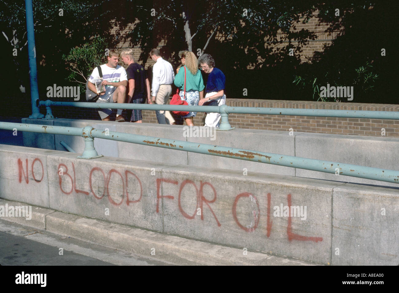 Les touristes à la guerre du Golfe l'anti graffiti à l'âge de 75, 21, 17, 16. Washington DC USA Banque D'Images